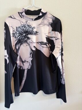 Long sleeve Mock neck shirt with floral design Elastane blended material.